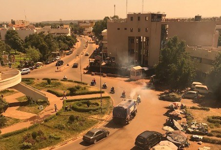 Traffic and air pollution on a major road in Bamako